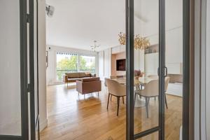 - un salon avec une table et une salle à manger dans l'établissement Luxueux appartement au cœur de Neuilly - Proche Paris, à Neuilly-sur-Seine