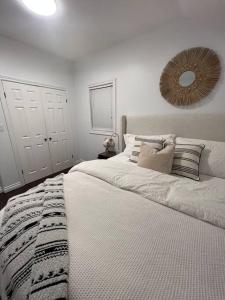 1 dormitorio con 1 cama grande y espejo en la pared en Modern lakehouse southside lake simcoe, en Brechin