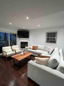 uma sala de estar com um sofá e uma mesa de centro em Modern lakehouse southside lake simcoe em Brechin