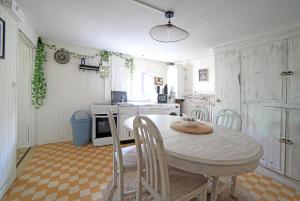 a kitchen with a table and chairs in a room at Chambre 4, calme, 1 station de PARIS in Maisons-Alfort