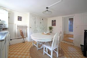 una cucina con tavolo e sedie in una stanza di Chambre 4, calme, 1 station de PARIS a Maisons-Alfort