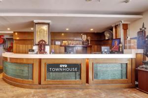 Blick auf ein Restaurant in einem Stadthaus mit einer Theke in der Unterkunft Udayee International Hotel in Tirupati