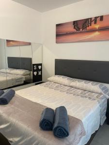 - une chambre avec un lit et des serviettes bleues dans l'établissement El Tesoro, beautiful, two bedrooms tenerife sur, à Adeje