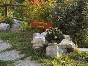 Ein Schild im Gras neben einigen Felsen in der Unterkunft Luce Stellata in Serralta