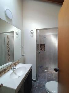 Phòng tắm tại Casa Campestre 1 Nivel para 9H , Poblado San Lucas 110