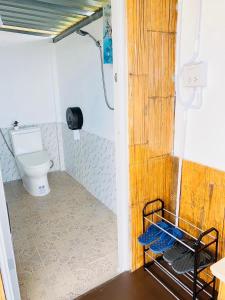 ein Bad mit WC in einem Zimmer in der Unterkunft ชิวชิวแคมป์ ภูชี้ฟ้า in Ban Huai Han