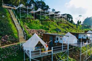 an overhead view of a house on a hill at ชิวชิวแคมป์ ภูชี้ฟ้า in Ban Huai Han