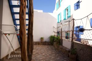 een binnenplaats met een bank en een gebouw bij Essaouira wood house in Essaouira