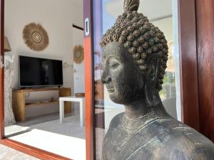 Una statua di una donna di spirito in una stanza di Villa Léa 2 bedrooms pool wifi Netflix a Hua Thanon Beach