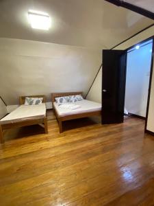 Giường trong phòng chung tại Angelito's Beach House Villa 1