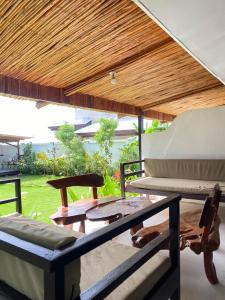 Khu vực ghế ngồi tại Angelito's Beach House Villa 1 +2 ảnh