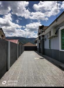 une ruelle vide entre deux bâtiments à ciel nuageux dans l'établissement Nida Adlee Homestay, 