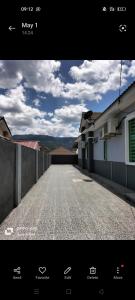 une photo d'une rue vide avec un ciel dans l'établissement Nida Adlee Homestay, 