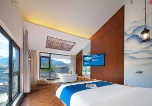 Riverside Peak Lodge Zhangjiajie Wulingyuan National Park客房内的一张或多张床位
