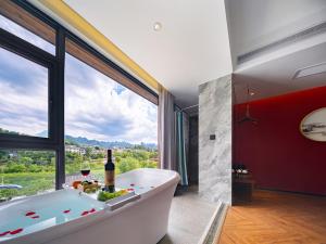 Riverside Peak Lodge Zhangjiajie Wulingyuan National Park的酒水