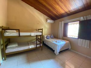 a room with two bunk beds and a window at Apartamento Florence in Jericoacoara