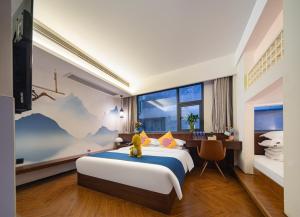张家界Riverside Peak Lodge Zhangjiajie Wulingyuan National Park的一间卧室，里面有一张大床，床上有一只泰迪熊
