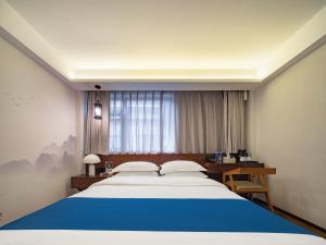 Riverside Peak Lodge Zhangjiajie Wulingyuan National Park客房内的一张或多张床位