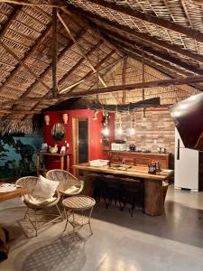 a kitchen with a table and chairs and a counter at Vila Ypáwa 150 m centro 30 m praia lago verde in Alter do Chao