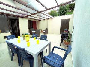 una mesa blanca y sillas en un patio en Casa Cielo en Paipa Centro, en Paipa