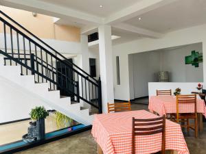 Cinnamon City في هيكادوا: غرفة طعام مع طاولتين ودرج