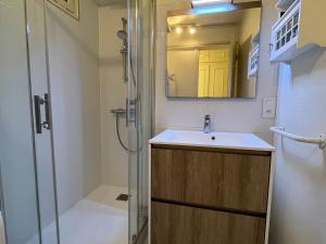 Et badeværelse på Appartement spacieux face mer avec balcon, proche du centre et commerces - FR-1-197-170 + 28 billeder