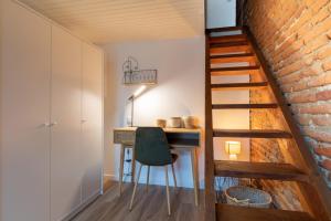 een loft met een bureau en een trap bij Pretty haven of peace in Saint-Cyprien in Toulouse