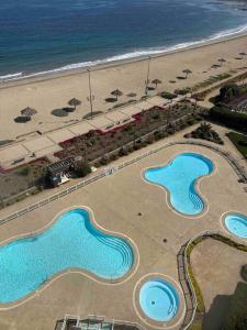 an aerial view of a beach with two swimming pools at Primera línea, vista increíble in Papudo