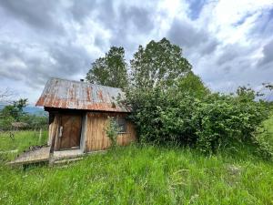 una casa vieja en medio de un campo en Bulgaria Countryside House Tiny Villa Cottage by Mountains of Kazanlak en Kazanlŭk