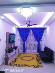 TV a/nebo společenská místnost v ubytování KASTURI GUEST HOUSE PUTRAJAYA + 8 fotografií