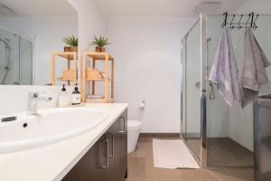 a bathroom with a sink and a shower at Capel Sound Family Comforts on the Foreshore in Rosebud +11 photos