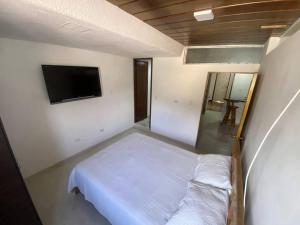 ボゴタにあるApto - 1802B - Vista Únicaのベッドルーム(ベッド1台、薄型テレビ付)