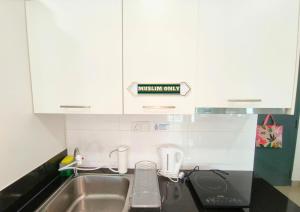 Cucina o angolo cottura di Cozy Cybersquare Ensuite with Pool View #CS1