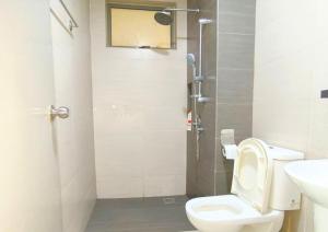 Bagno di Cozy Cybersquare Ensuite with Pool View #CS1