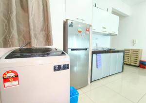 Cucina o angolo cottura di Cozy Cybersquare Ensuite with Pool View #CS1