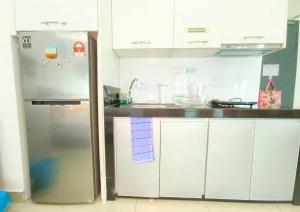 Cucina o angolo cottura di Cozy Cybersquare Ensuite with Pool View #CS1