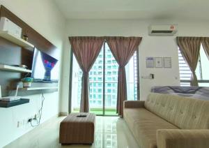 TV o dispositivi per l'intrattenimento presso Cozy Cybersquare Ensuite with Pool View #CS1