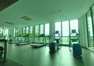 Palestra o centro fitness di Cozy Cybersquare Ensuite with Pool View #CS1