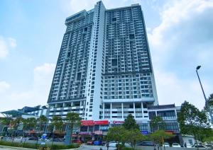 un grande edificio alto con una strada di fronte di Cozy Pool View Ensuite, 1-5 Pax - CS1 a Cyberjaya