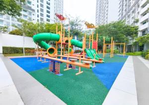 Area giochi per bambini di Cozy Cybersquare Ensuite with Pool View #CS1