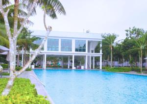 una piscina di fronte a una casa di Cozy Pool View Ensuite, 1-5 Pax - CS1 a Cyberjaya