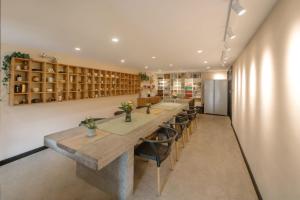 杭州Hangzhou XianQingShan Homestay Westlake的一间有长桌和椅子的大餐厅