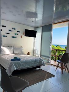Schlafzimmer mit einem Bett mit Fisch an der Wand in der Unterkunft Posada Sunrise View in Providencia