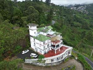 una vista aérea de una gran casa en una colina en Grand Glorious, en Haputale