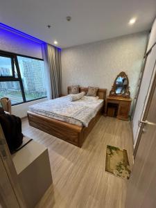 sypialnia z dużym łóżkiem i lustrem w obiekcie VĂN MINH - TIỆN NGHI - SANG TRỌNG w mieście Gò Công