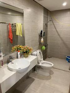 W łazience znajduje się umywalka, toaleta i prysznic. w obiekcie VĂN MINH - TIỆN NGHI - SANG TRỌNG w mieście Gò Công