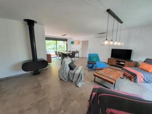 卡布勒通的住宿－Maison Capbreton, 5 pièces, 7 personnes - FR-1-239-698，客厅配有燃木炉