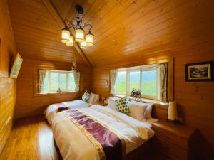 1 dormitorio con 2 camas en una cabaña de madera en Nanchuang Sung Yun, en Nanzhuang