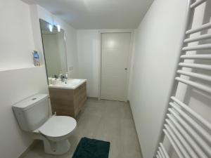 biała łazienka z toaletą i umywalką w obiekcie Appartement Saint-Brevin-les-Pins, 2 pièces, 3 personnes - FR-1-364-140 w mieście Saint-Brévin-les-Pins