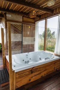 Koupelna v ubytování Mamallacta Páramo Lodge + 37 fotografií